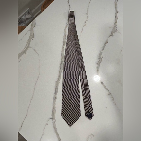 Giorgio Armani Cravatte Classic Black and Gray Striped Silk Tie - Picture 1 of 4